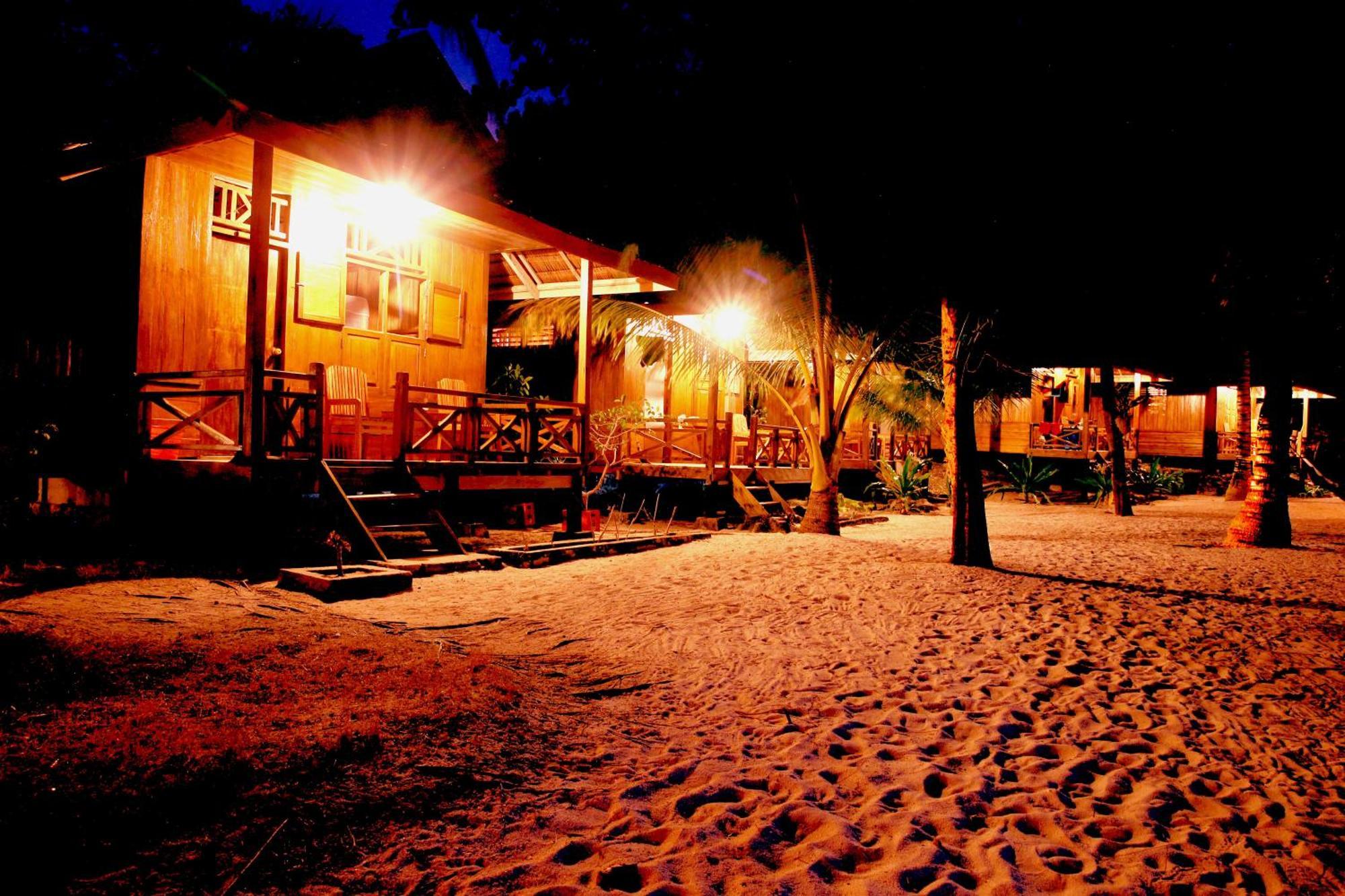 Bolilanga Island Resort - Togean Island Angkayo Buitenkant foto